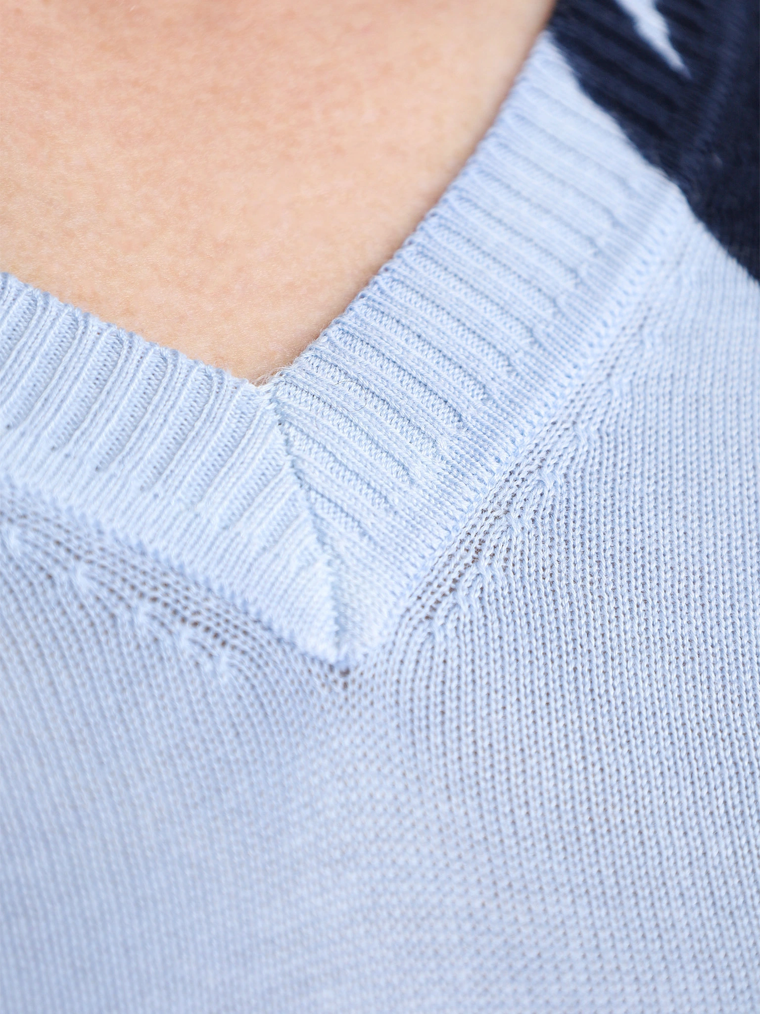 Пуловер голубого цвета с абстракным рисунком из смесового хлопка